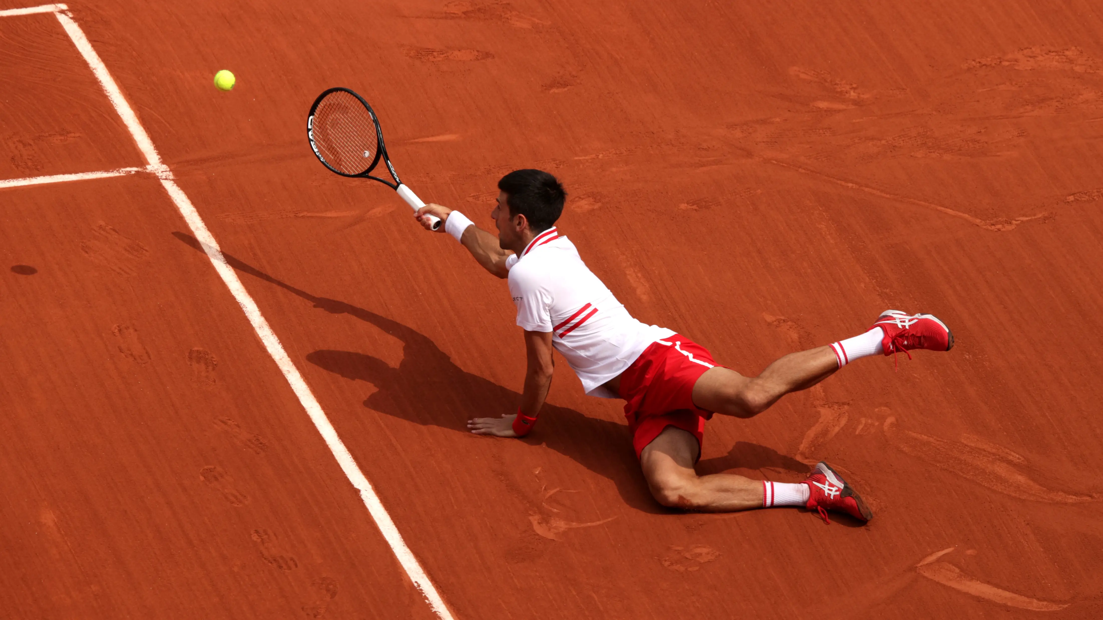 Novak Djokovic gana un punto desde el suelo en Roland Garros Novak Djokovic gana un punto desde el suelo en Roland Garros