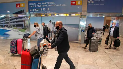 Pasajeros de un vuelo procedente de Londres llegados al aeropuerto de Alicante-Elche. Pasajeros de un vuelo procedente de Londres llegados al aeropuerto de Alicante-Elche.