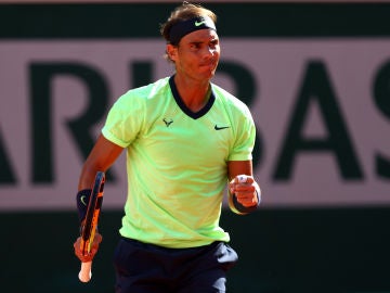 Rafa Nadal celebra un punto ante Sinner en Roland Garros