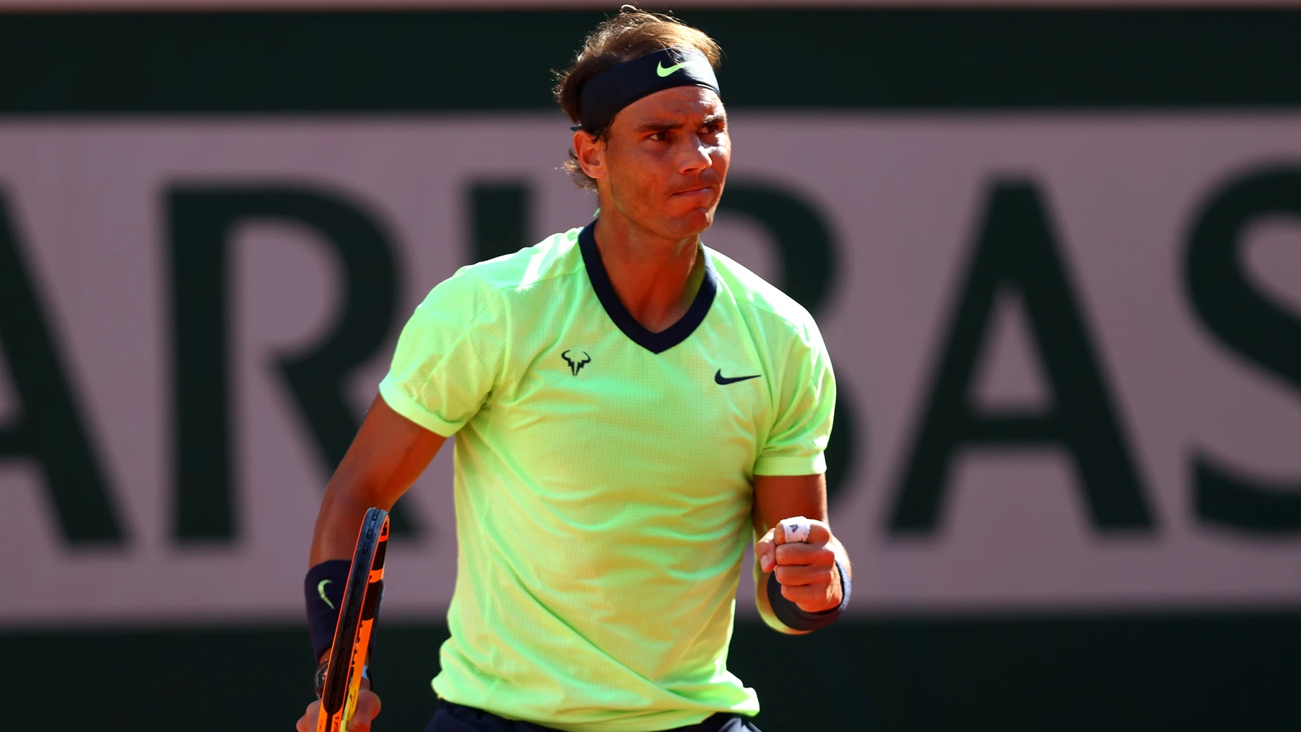 Rafa Nadal celebra un punto ante Sinner en Roland Garros