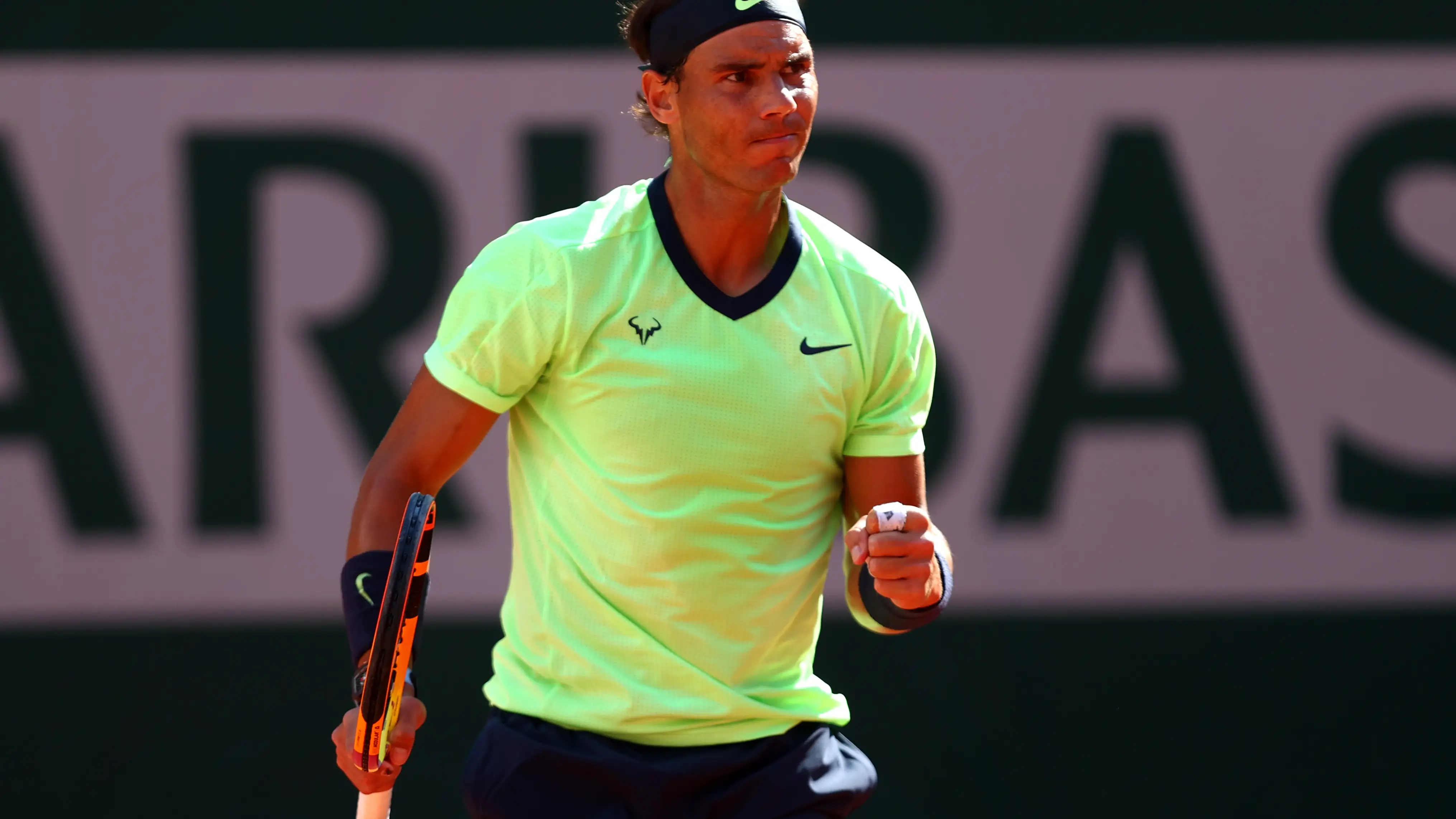 Rafa Nadal celebra un punto ante Sinner en Roland Garros