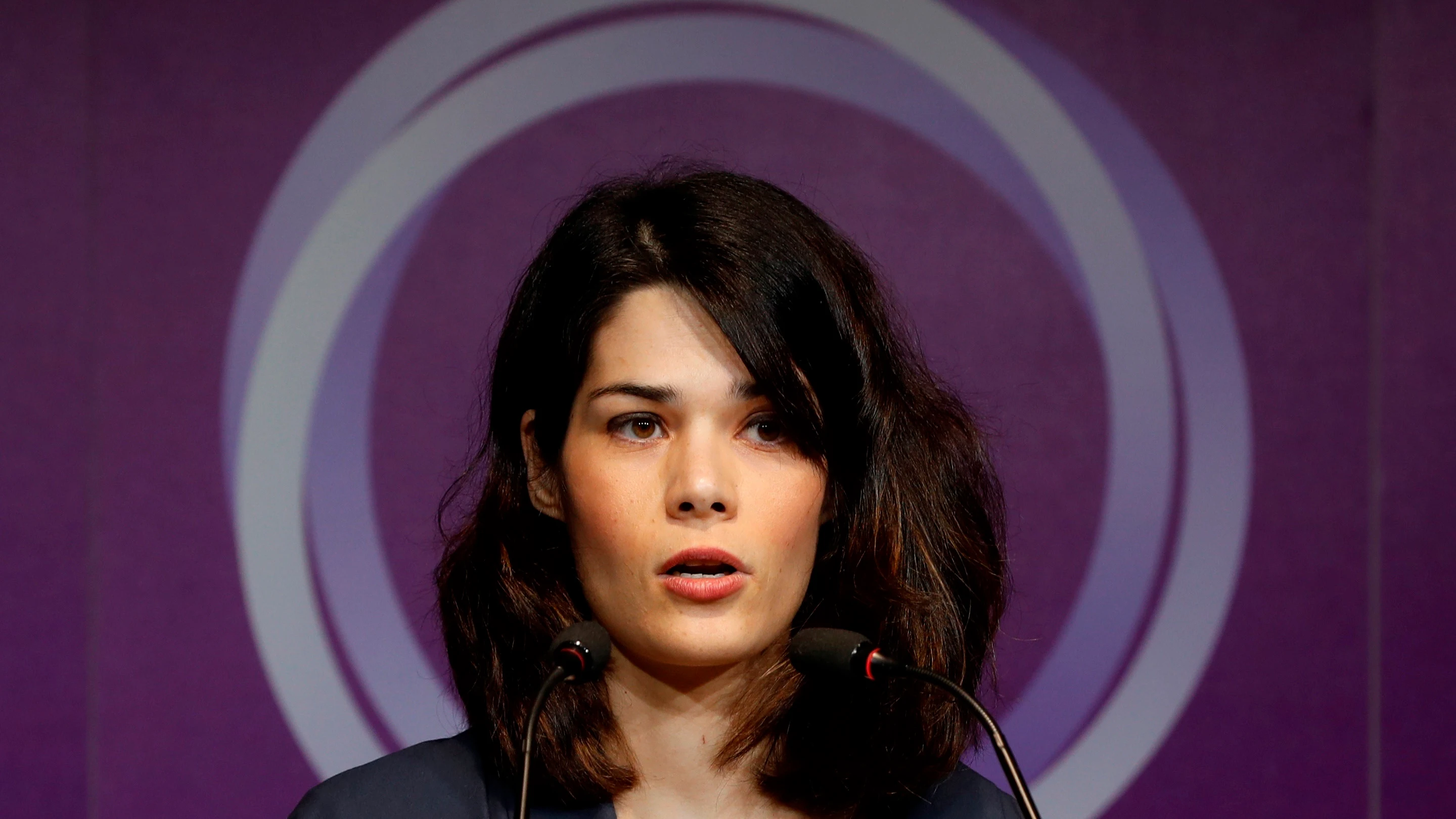 Isa Serra renuncia a su escaño en la Asamblea de Madrid: "Asumiré responsabilidades en Podemos a nivel estatal" Isa Serra renuncia a su escaño en la Asamblea de Madrid: "Asumiré responsabilidades en Podemos a nivel estatal"