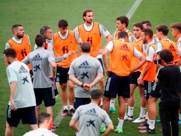 El entrenador de la selección española, Luis Enrique, dirige un entrenamiento en Las Rozas
