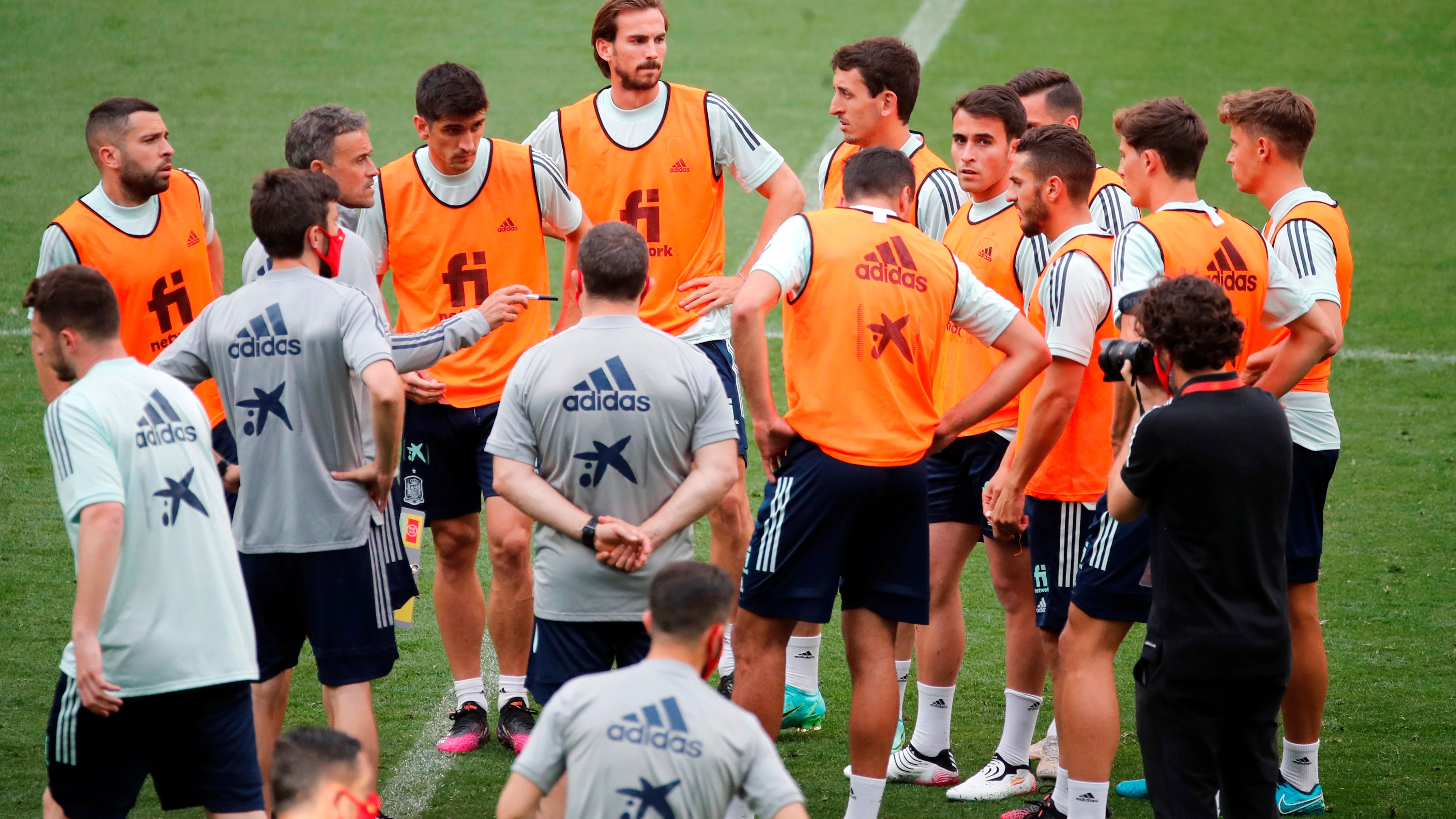 El entrenador de la selecci&oacute;n espa&ntilde;ola, Luis Enrique, dirige un entrenamiento en Las Rozas