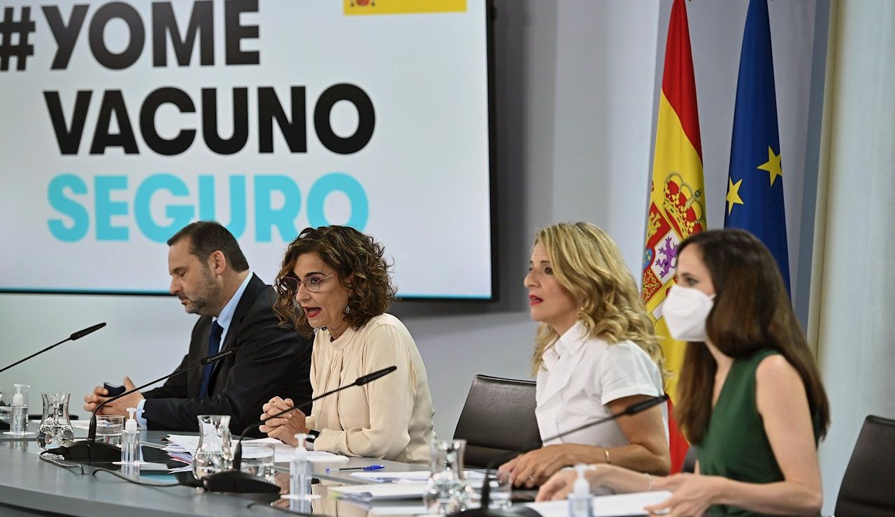 (De izq a der) Los ministros de Transporte, José Luis Ábalos; de Hacienda y portavoz del Gobierno, María Jesús Montero; de Empleo, Yolanda Díaz, y de Derechos Sociales, Ione Belarra, participan en la rueda de prensa posterior a la reunión del Consejo de Ministros, este martes en el complejo del Palacio de la Moncloa, en Madrid (De izq a der) Los ministros de Transporte, José Luis Ábalos; de Hacienda y portavoz del Gobierno, María Jesús Montero; de Empleo, Yolanda Díaz, y de Derechos Sociales, Ione Belarra, participan en la rueda de prensa posterior a la reunión del Consejo de Ministros, este martes en el complejo del Palacio de la Moncloa, en Madrid