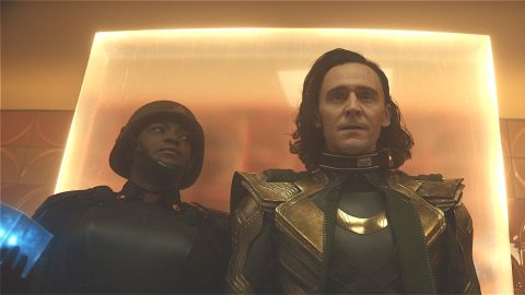 Wunmi Mosaku y Tom Hiddleston en 'Loki'