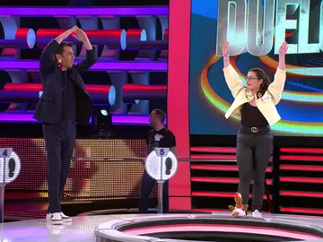 Una concursante enseña danza acrobática a Arturo Valls y Palmira Una concursante enseña danza acrobática a Arturo Valls y Palmira