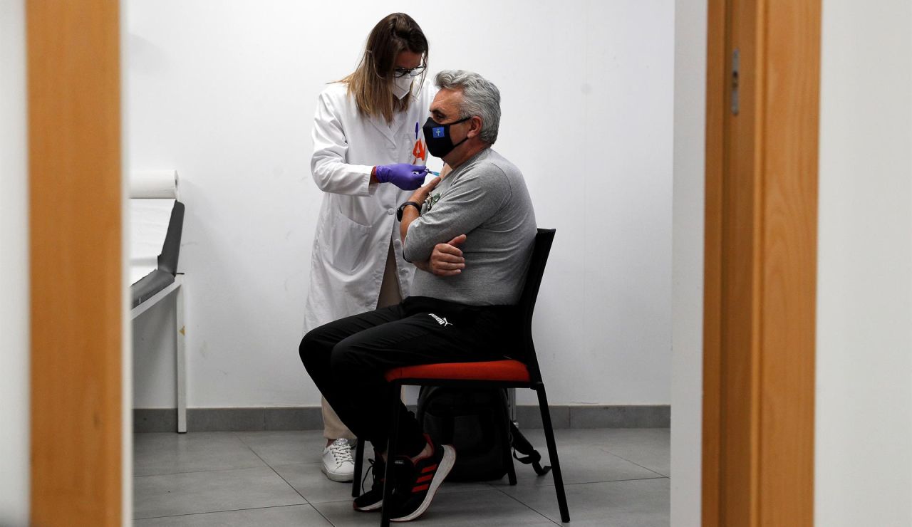 Trabajadores de Agricultores de la Vega en la Comunitat Valenciana reciben la primera dosis de la vacuna en la sede de su empresa. Trabajadores de Agricultores de la Vega en la Comunitat Valenciana reciben la primera dosis de la vacuna en la sede de su empresa.