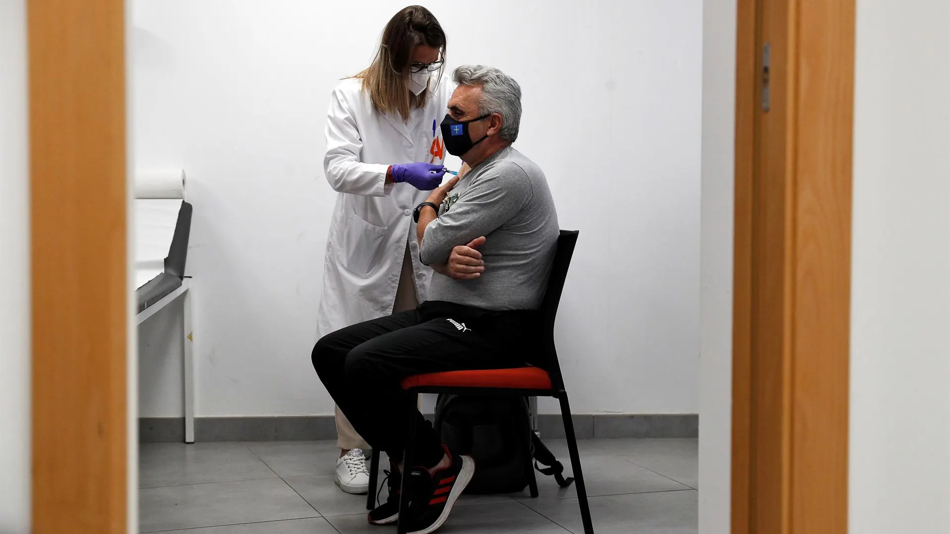 Trabajadores de Agricultores de la Vega en la Comunitat Valenciana reciben la primera dosis de la vacuna en la sede de su empresa. Trabajadores de Agricultores de la Vega en la Comunitat Valenciana reciben la primera dosis de la vacuna en la sede de su empresa.