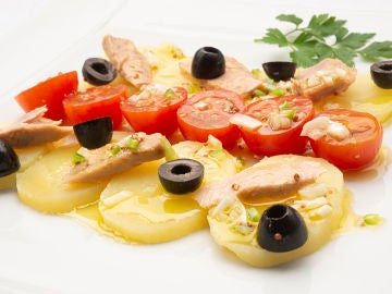 La receta "con toque veraniego" de Karlos Arguiñano: ensalada de atún y patata