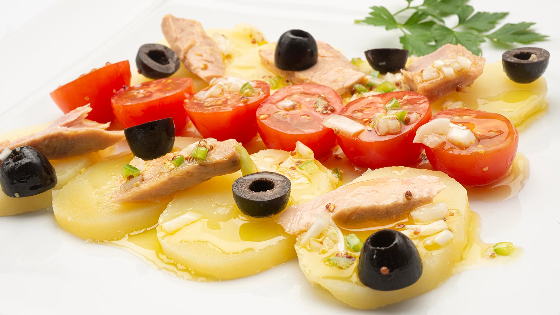 La receta "con toque veraniego" de Karlos Arguiñano: ensalada de atún y patata