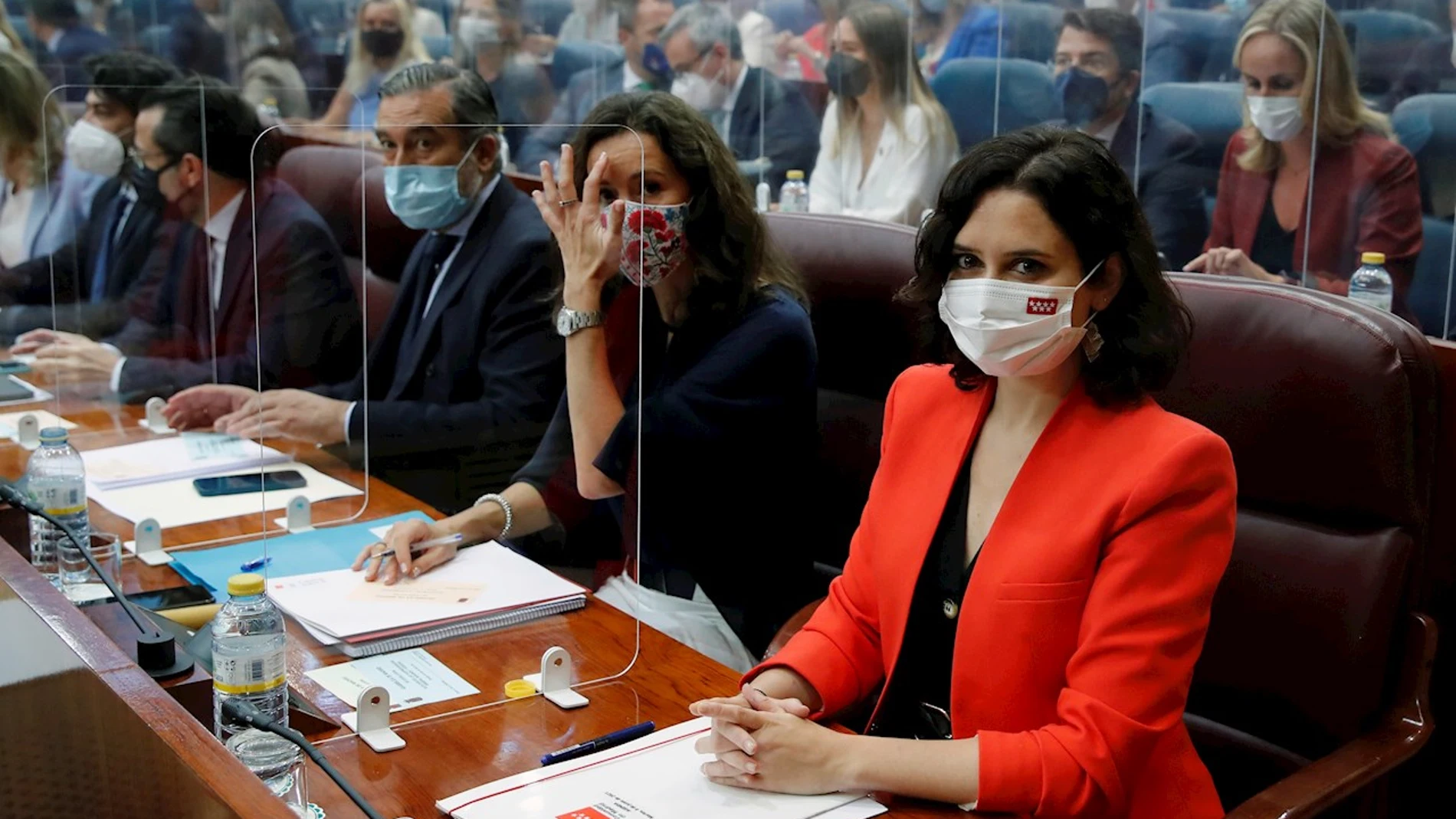 La presidenta en funciones de la Comunidad de Madrid, Isabel Díaz Ayuso (d) y la Consejera de Presidencia en funciones, Eugenia Carballedo (2d) toman asiento en la Asamblea de Madrid este martes cuando arranca la constitución de la XII Legislatura