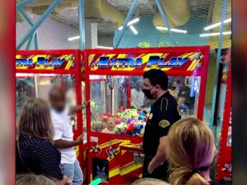 Un niño se queda atrapado en una máquina recreativa en Gran Canaria: "Esto es de locos" 