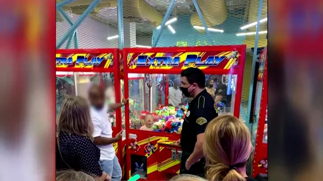 Un ni&ntilde;o se queda atrapado en una m&aacute;quina recreativa en Gran Canaria: "Esto es de locos" 