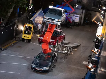 El peligroso y espectacular reto de Walter: ¡atraviesa un muro de bidones con un coche! El peligroso y espectacular reto de Walter: ¡atraviesa un muro de bidones con un coche!