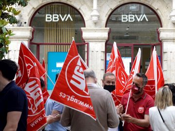 Trabajadores del BBVA participan en la huelga convocada este miércoles para protestar por los despidos que plantea esta entidad bancaria a nivel nacional