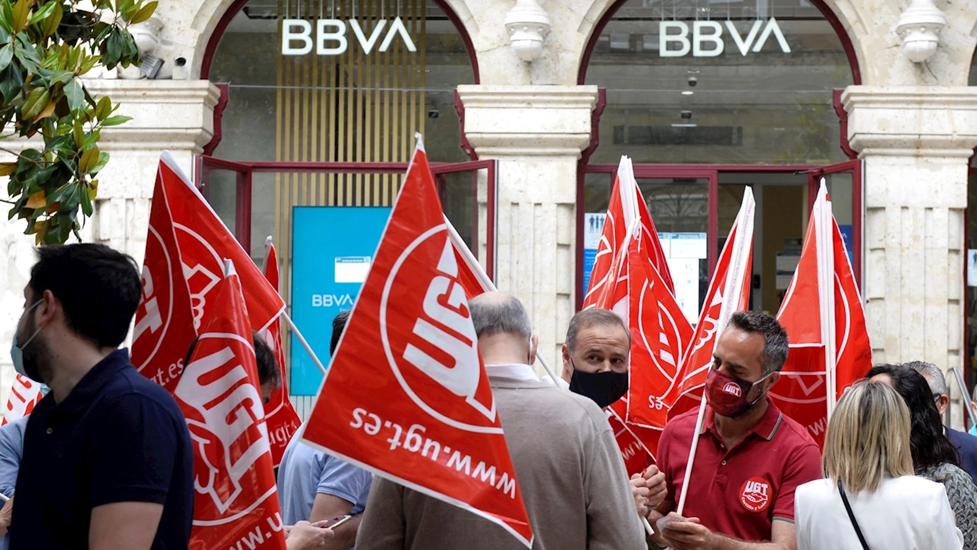 Trabajadores del BBVA participan en la huelga convocada este miércoles para protestar por los despidos que plantea esta entidad bancaria a nivel nacional