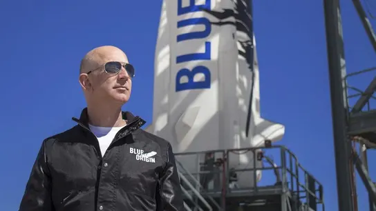 Fotografía de Blue Origin junto a su creador Jeff Bezos. Fotografía de Blue Origin junto a su creador Jeff Bezos.