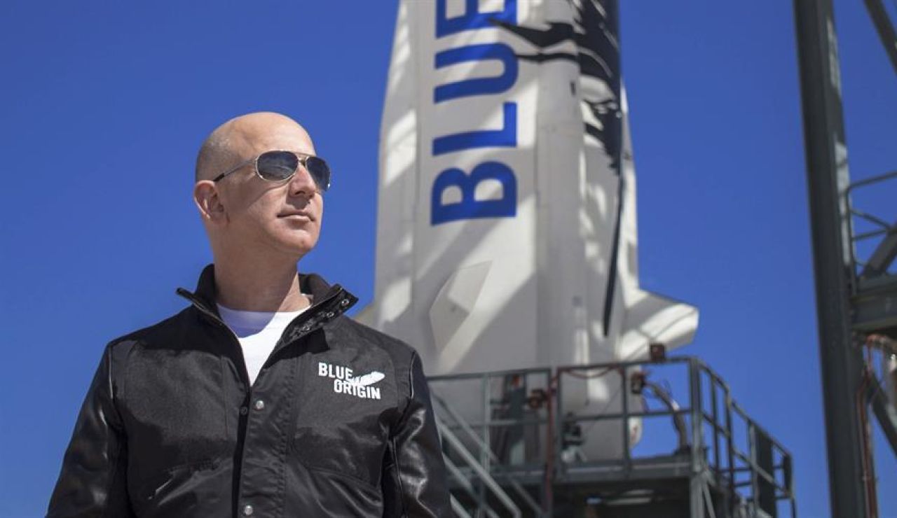 Fotografía de Blue Origin junto a su creador Jeff Bezos. Fotografía de Blue Origin junto a su creador Jeff Bezos.