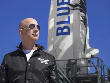 Fotografía de Blue Origin junto a su creador Jeff Bezos. Fotografía de Blue Origin junto a su creador Jeff Bezos.