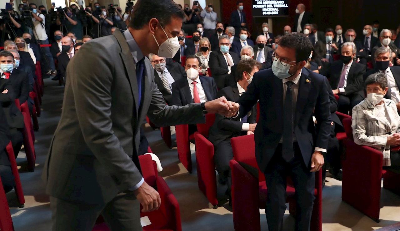 El presidente del Gobierno, Pedro Sánchez, saluda al presidente de la Generalitat, Pere Aragonés El presidente del Gobierno, Pedro Sánchez, saluda al presidente de la Generalitat, Pere Aragonés