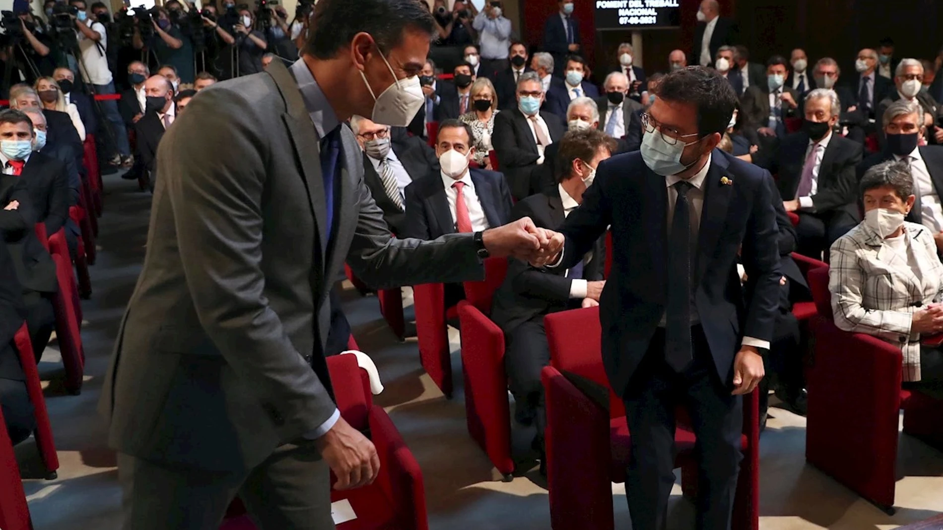 El presidente del Gobierno, Pedro Sánchez, saluda al presidente de la Generalitat, Pere Aragonés