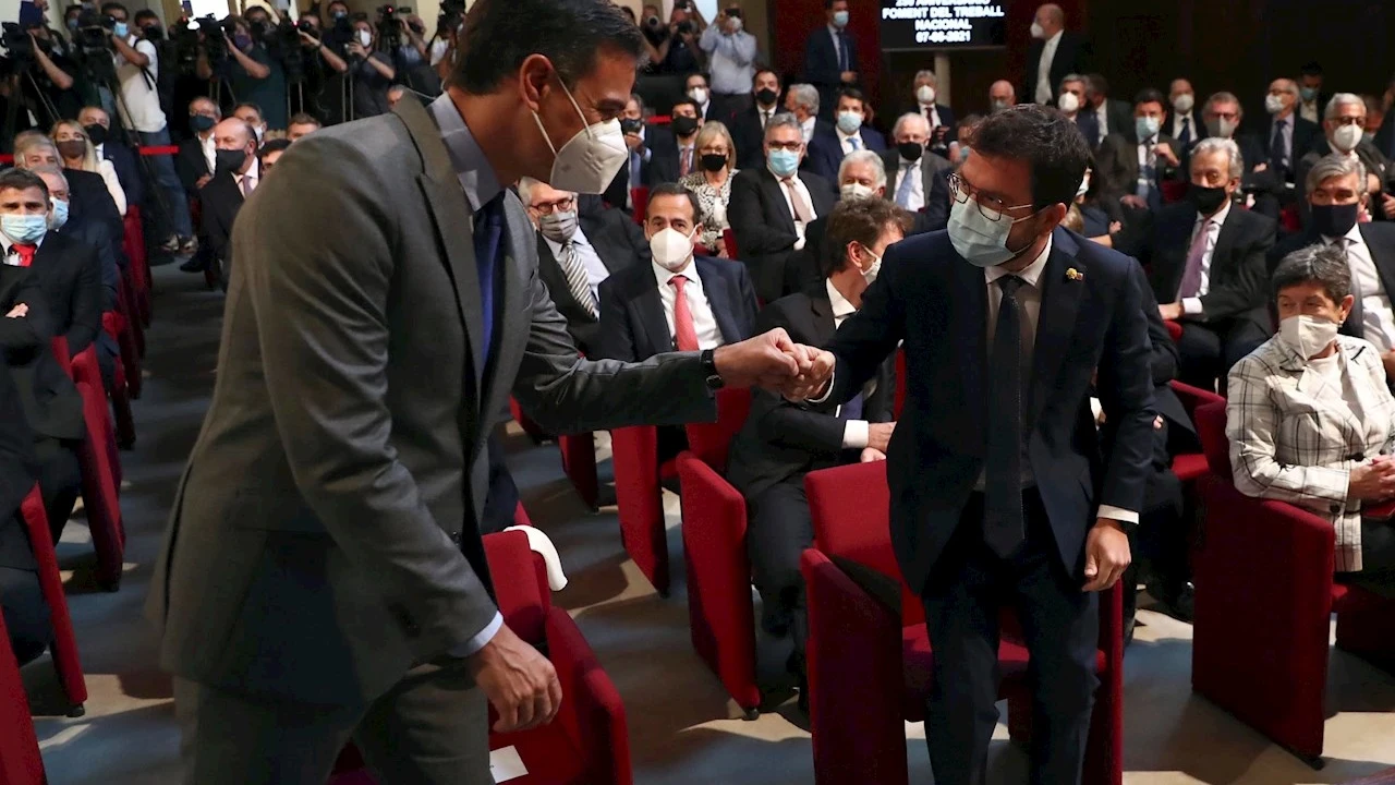 El presidente del Gobierno, Pedro Sánchez, saluda al presidente de la Generalitat, Pere Aragonés El presidente del Gobierno, Pedro Sánchez, saluda al presidente de la Generalitat, Pere Aragonés