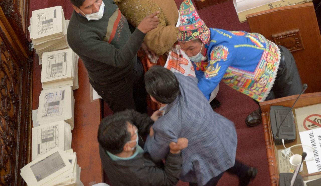 Fotografía de la pelea a puños entre el diputado oficialista Antonio Colque (c) y el senador opositor Henry Montero (d), hoy en La Paz (Bolivia). Fotografía de la pelea a puños entre el diputado oficialista Antonio Colque (c) y el senador opositor Henry Montero (d), hoy en La Paz (Bolivia).