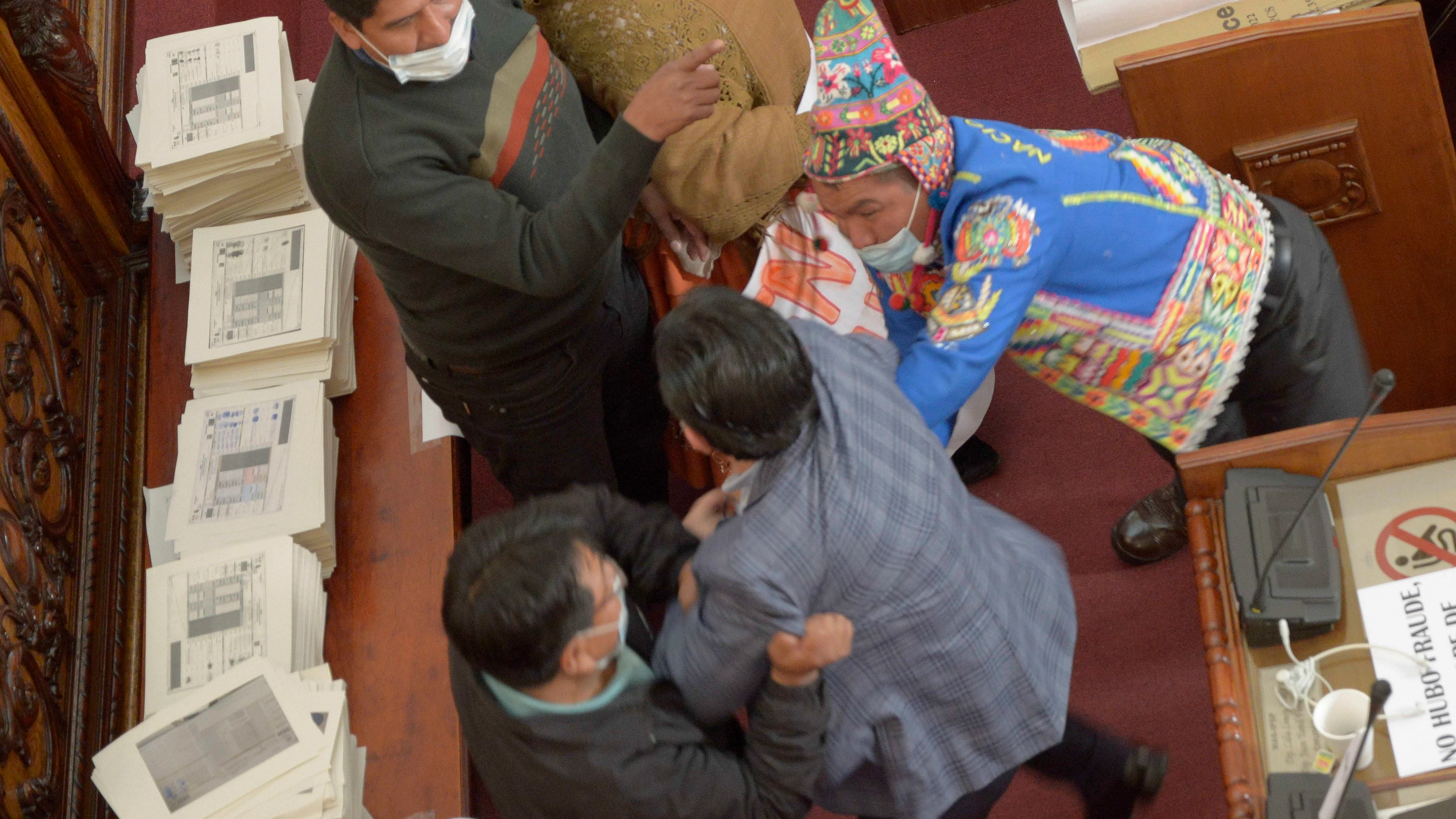 Fotografía de la pelea a puños entre el diputado oficialista Antonio Colque (c) y el senador opositor Henry Montero (d), hoy en La Paz (Bolivia). Fotografía de la pelea a puños entre el diputado oficialista Antonio Colque (c) y el senador opositor Henry Montero (d), hoy en La Paz (Bolivia).