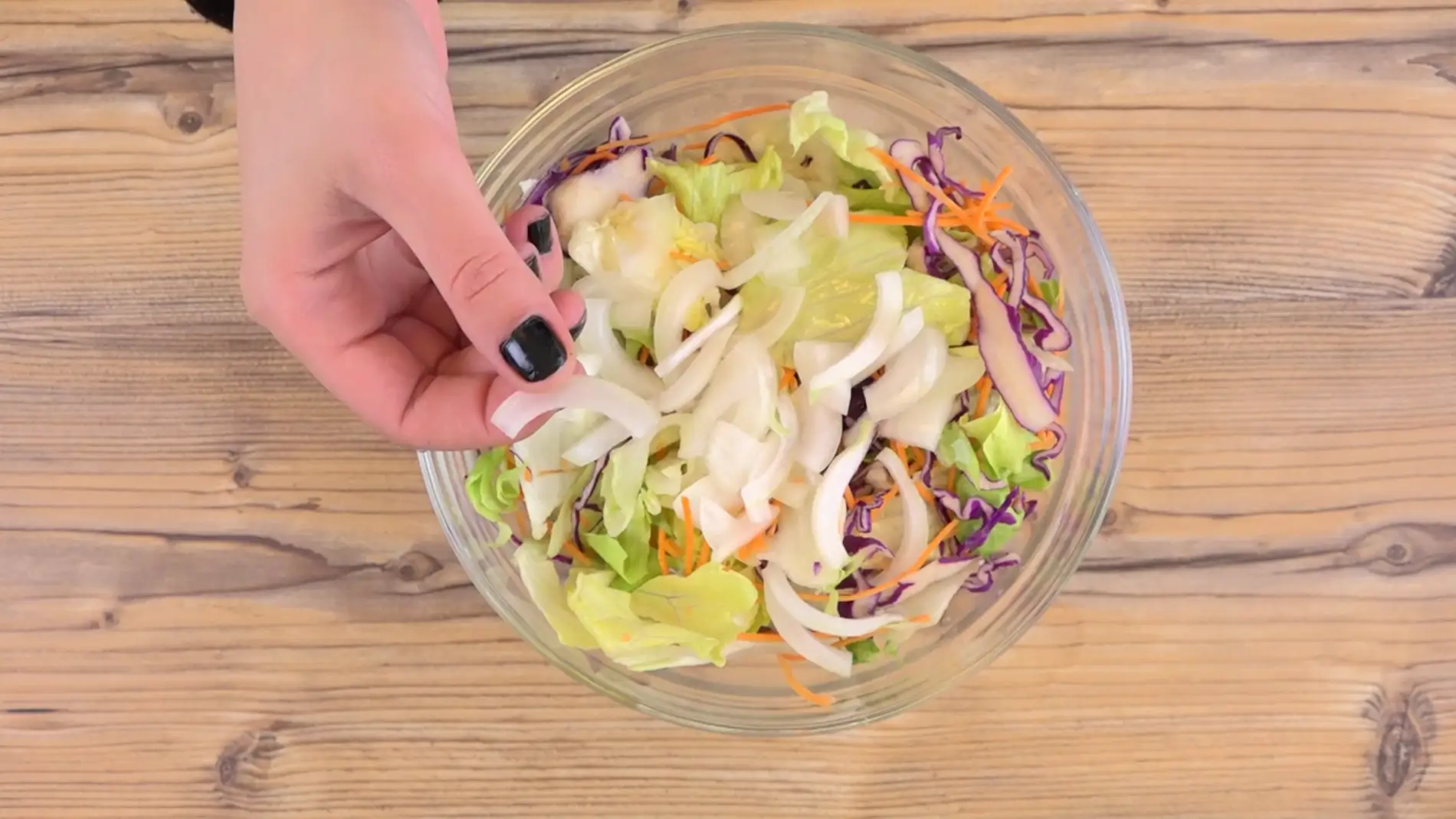 Cómo suavizar el sabor de la cebolla cruda para tus ensaladas