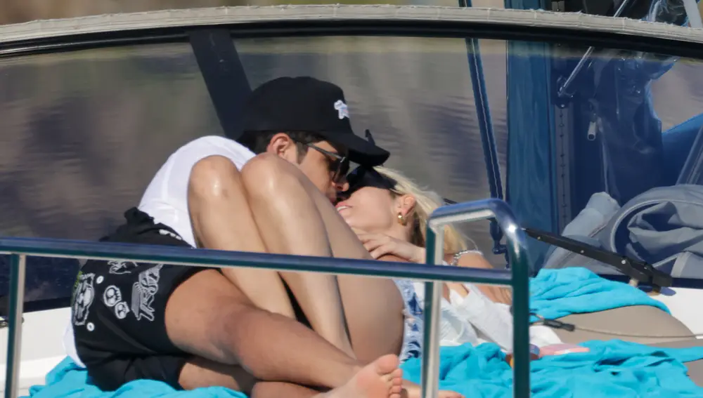 Danna Paola y Álex Hoyer comparten un beso en Ibiza