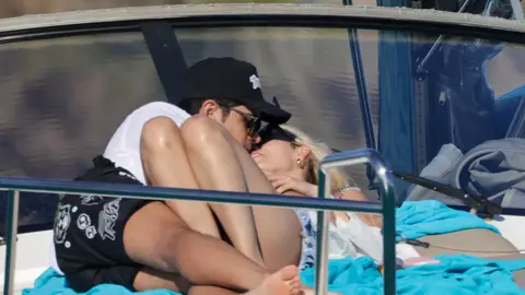 Danna Paola y Álex Hoyer comparten un beso en Ibiza Danna Paola y Álex Hoyer en Ibiza