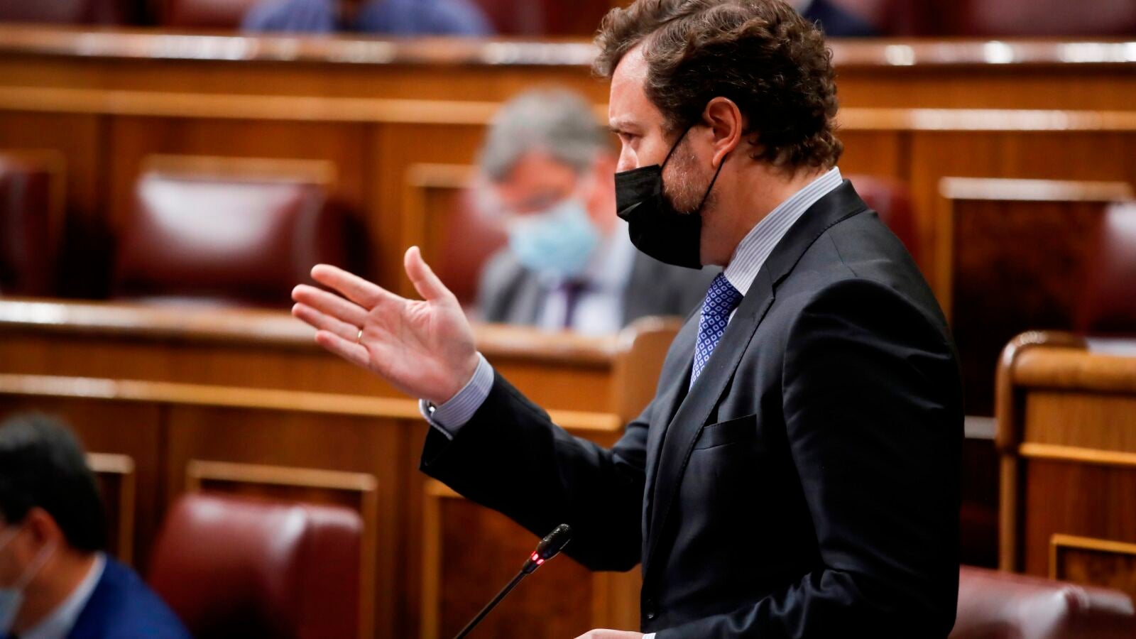 Iván Espinosa de los Monteros acusa al Gobierno de insultar a los españoles y Carmen Calvo responde que Vox ha traído la mentira a la política