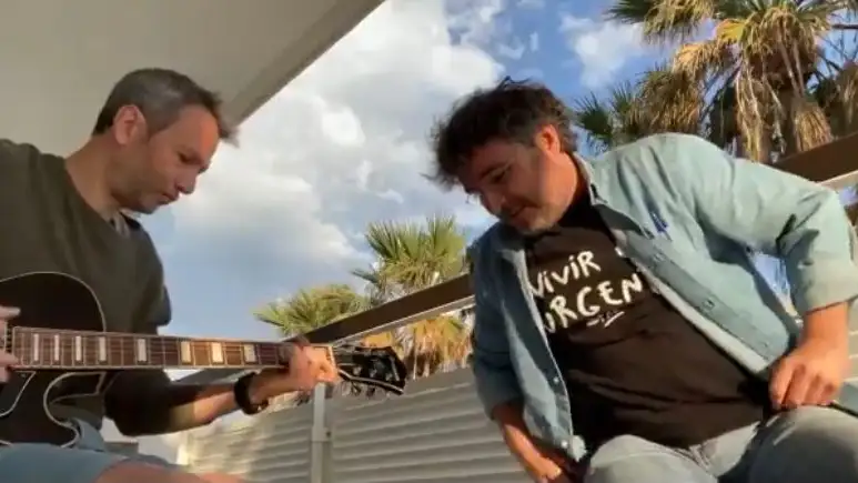 Jordi Évole canta 'Grita? como homenaje a Pau Donés un año después de su muerte Jordi Évole canta 'Grita? como homenaje a Pau Donés un año después de su muerte