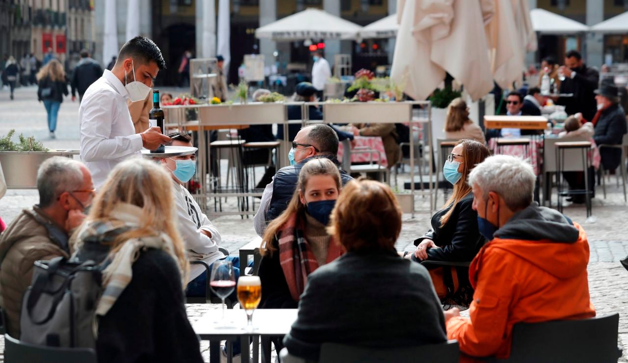Varias personas sentadas en una terraza Varias personas sentadas en una terraza