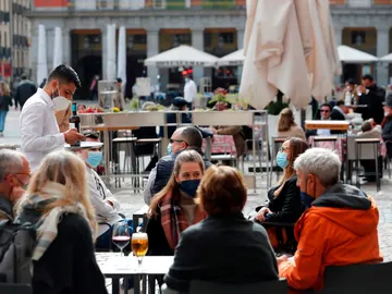 Varias personas sentadas en una terraza Varias personas sentadas en una terraza