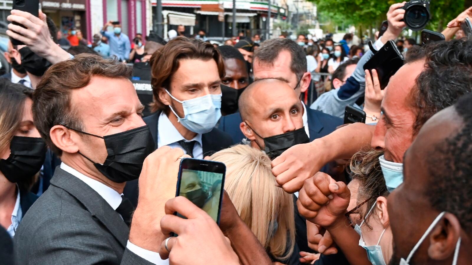 Macron no ha sido el único, así fueron las otras agresiones a políticos como Berlusconi o Rajoy 