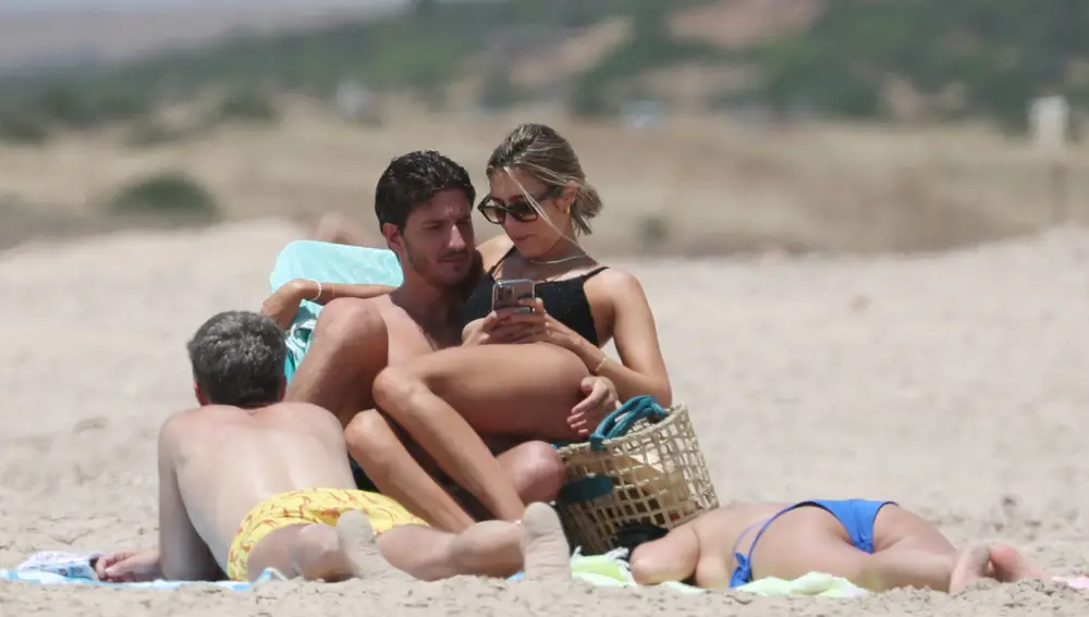 Anna Ferrer junto a su novio en una playa de Cádiz