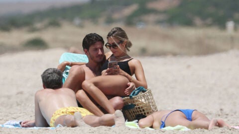 Anna Ferrer junto a su novio en una playa de Cádiz