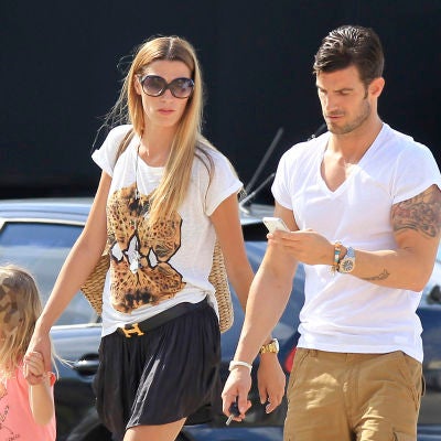 Aitor Ocio y Laura Sánchez con su hija