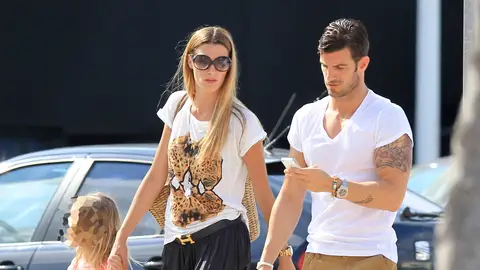 Aitor Ocio y Laura Sánchez con su hija Aitor Ocio y Laura Sánchez con su hija