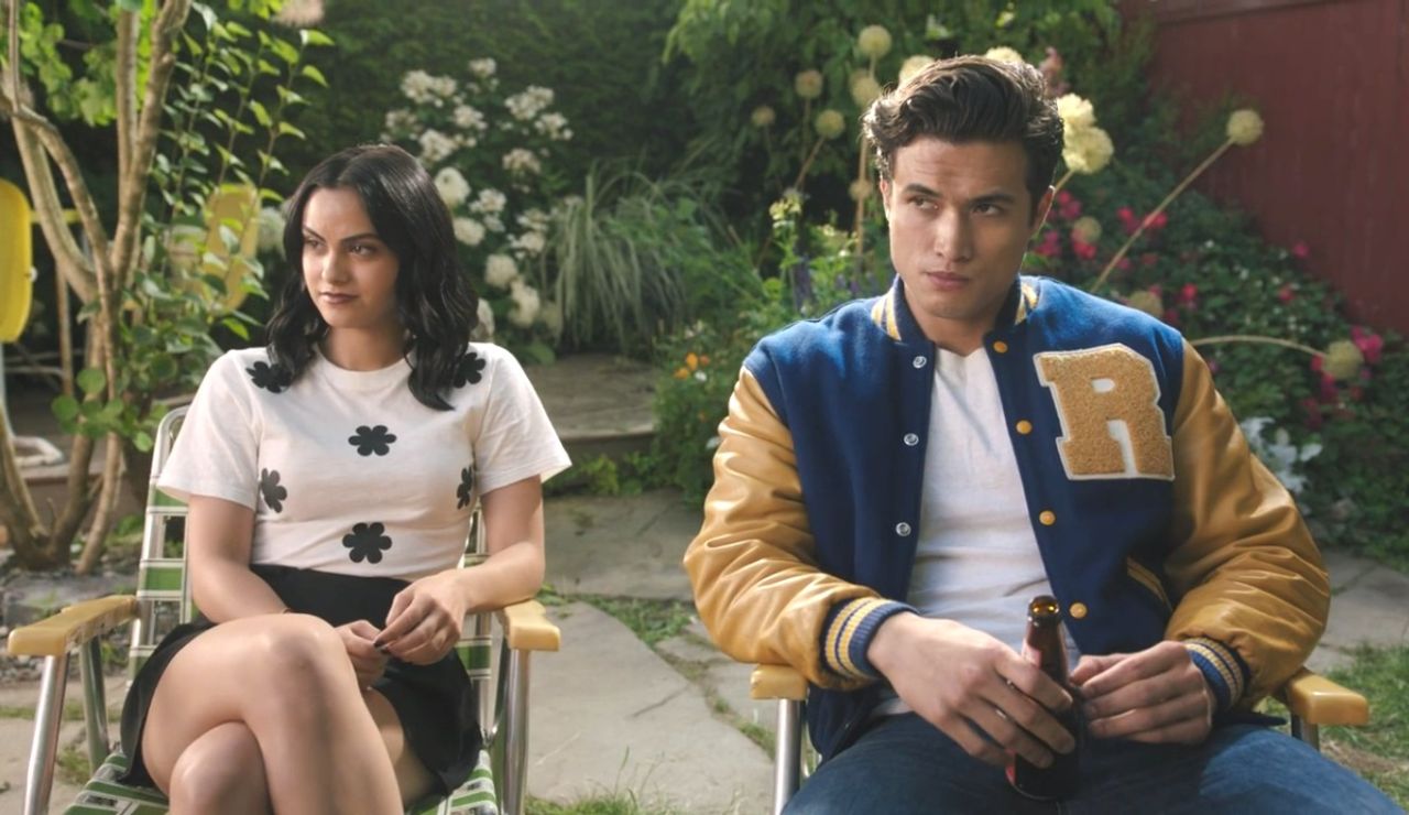 Camila Mendes y Charles Melton en 'Riverdale'