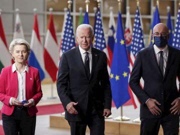 Los presidentes del Consejo Europeo, Charles Michel (d) y de la Comisión Europea (CE), Ursula von der Leyen, (i) celebraron que Estados Unidos "esté de vuelta" en la escena internacional al inicio de su cumbre con el mandatario estadounidense, Joe Biden