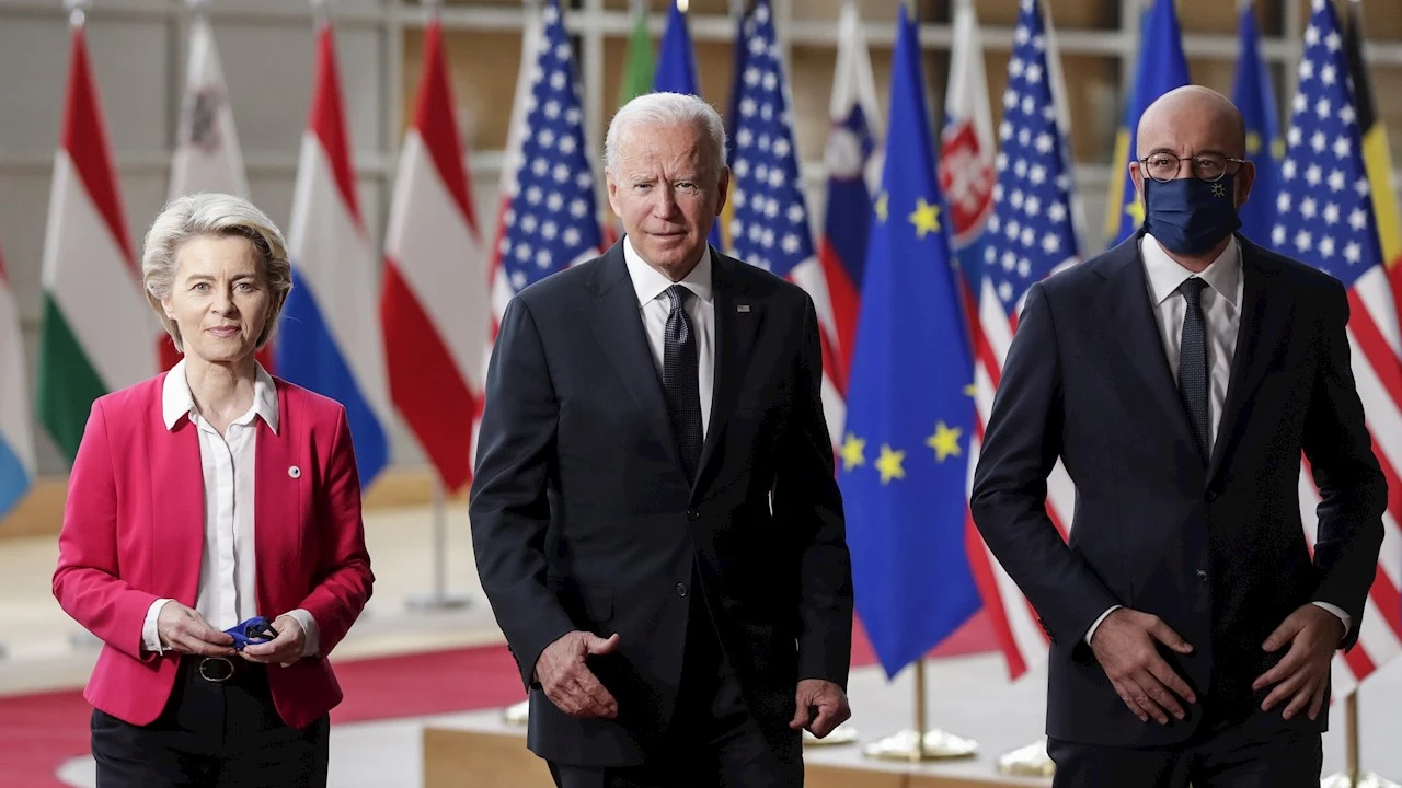 Los presidentes del Consejo Europeo, Charles Michel (d) y de la Comisi&oacute;n Europea (CE), Ursula von der Leyen, (i) celebraron que Estados Unidos "est&eacute; de vuelta" en la escena internacional al inicio de su cumbre con el mandatario estadounidense, Joe Biden