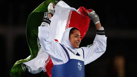 Kimia Alizadeh, única medallista olímpica en la historia de Irán, decide abandonar su país y competirá en los Juegos Olímpicos bajo bandera blanca Kimia Alizadeh, única medallista olímpica en la historia de Irán, decide abandonar su país y competirá en los Juegos Olímpicos bajo bandera blanca