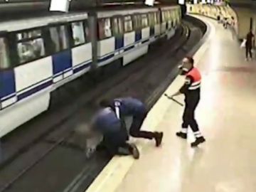 El video en el varios policías evitan el suicidio de una joven en el metro de Madrid