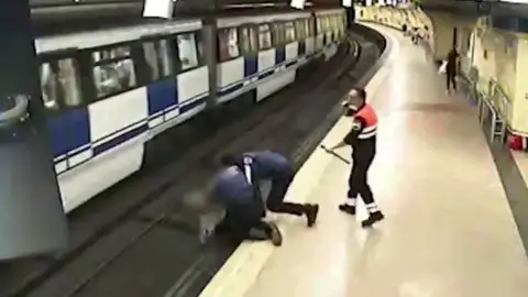 El video en el varios policías evitan el suicidio de una joven en el metro de Madrid El video en el varios policías evitan el suicidio de una joven en el metro de Madrid