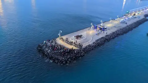 El vídeo completo del intento de entrada a Melilla de unos 150 migrantes El vídeo completo del intento de entrada a Melilla de unos 150 migrantes