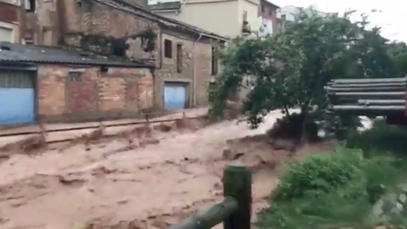 La espectacular riada tras una fuerte tormenta en Fuenmayor, La Rioja