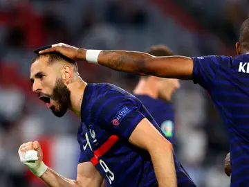 Benzema celebra un gol que después sería anulado por fuera de juego Benzema celebra un gol que después sería anulado por fuera de juego